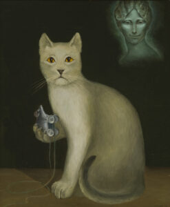 biały kot z myszą-zabawką w prawej łapie, w tle popiersie kobiety, jakby ducha
