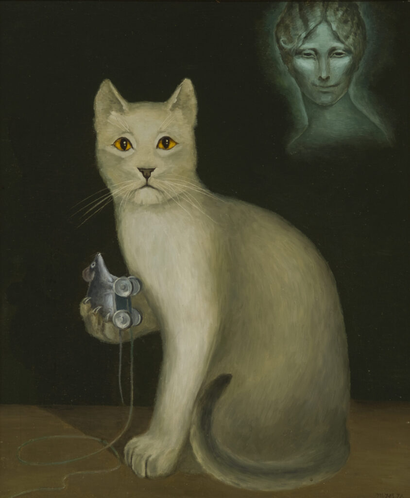 biały kot z myszą-zabawką w prawej łapie, w tle popiersie kobiety, jakby ducha
