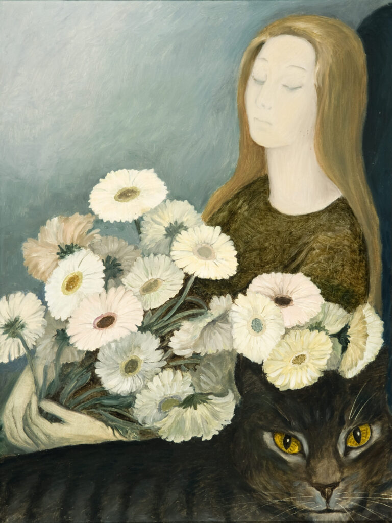 długowłosa blondynka siedzi z zamkniętymi oczami i bukietem białych kwiatów, przed nią leży kot